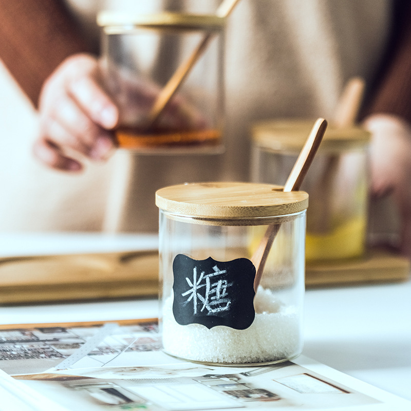 Fábrica al por mayor tarro de condimento de vidrio borosilicato traje fregona de bambú con cuchara frasco de condimento de esencia de pollo combinación creativa caja de condimento