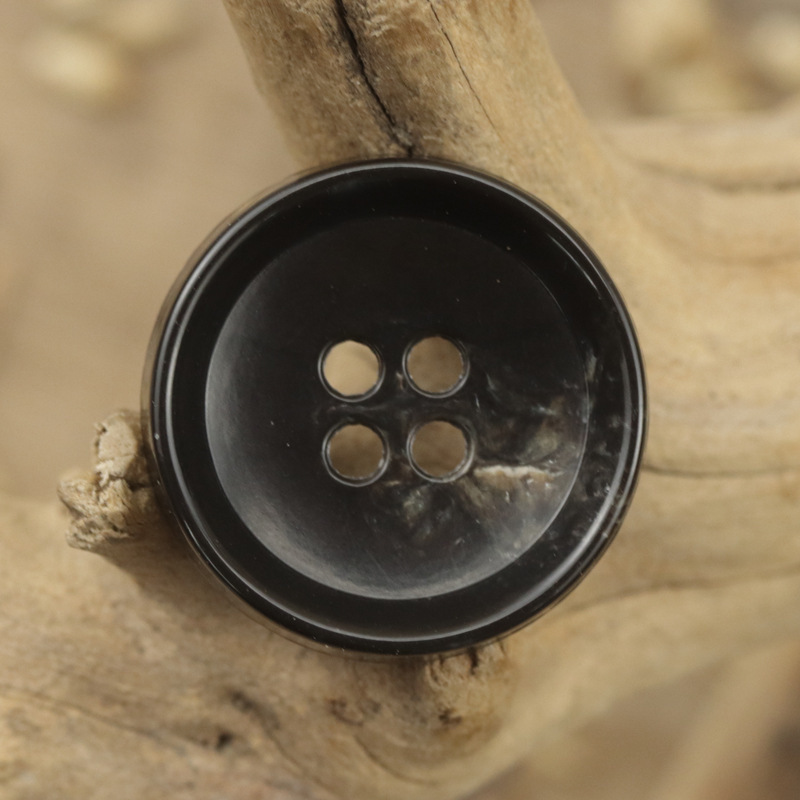 志禾の現物は果実の筋理の薄いコーヒーの濃い墨の緑の透明な色のコーヒー色のスーツの風衣のコートの尿素のボタンをまねます。|undefined