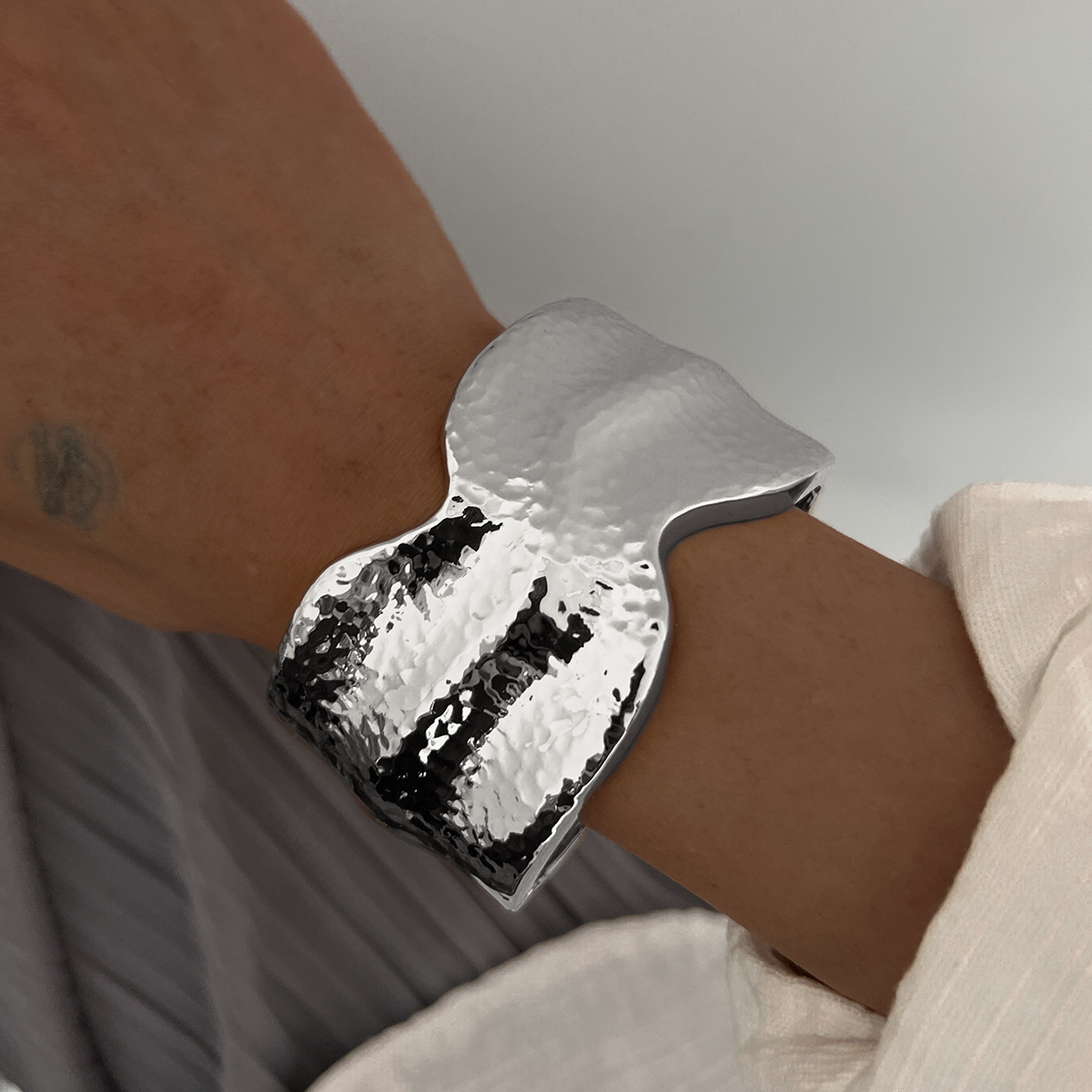 Brazalete de aleación de diseño europeo y americano exagerado de alto nivel de explosión transfronteriza joyería de moda temperamento pulsera de estilo hip-hop