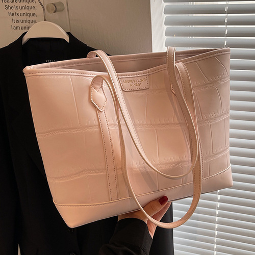 Large-capacity bag for women in summer, versatile 2024 new high-quality textured shoulder shopping bag, class commuting tote bag
