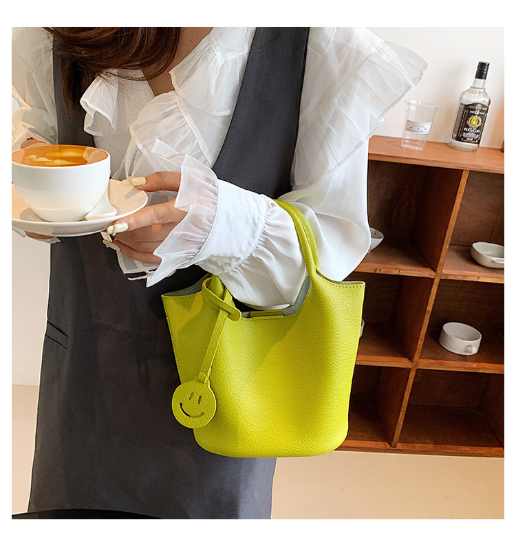 Women's Pu Leather Solid Color Elegant Fashion Soft Surface Bucket Type Magnetic Buckle Crossbody Bag Bucket Bag display picture 8