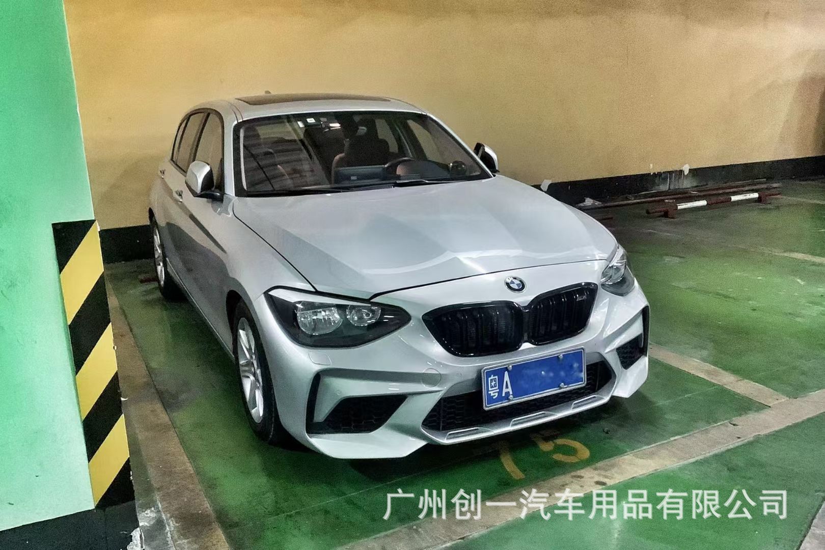 Suitable for BMW 1 Series F20, this is a modified M2C front grille for the 2011-2014 F20 models, allowing for an upgrade to the M2C front bumper
