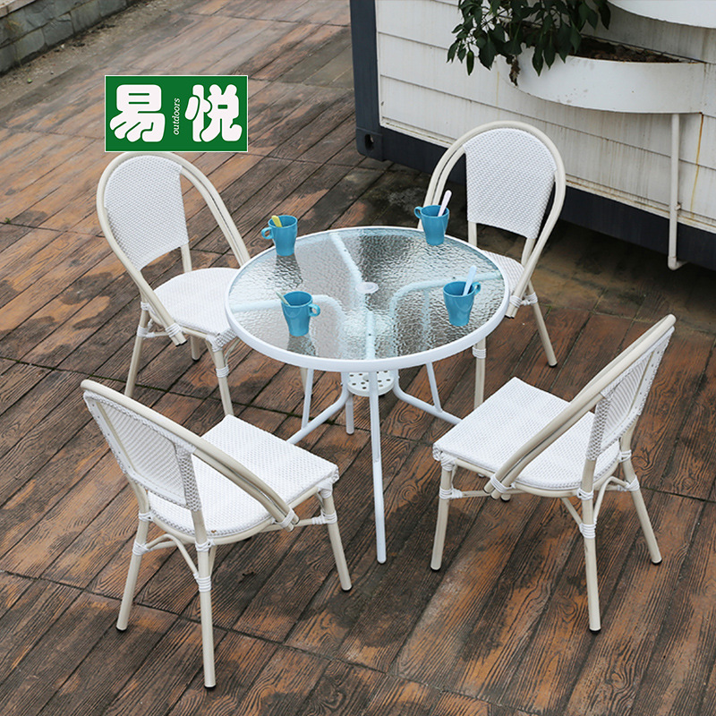 Tienda de té con leche Mesas y sillas al aire libre Sillas de mimbre de ocio de patio Juego de tres y cinco piezas Mesas y sillas exteriores de café Protector solar impermeable blanco