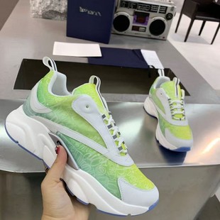�W��վ��H���ܕr���\�����eţƤƴ�ӾW�ۿ���͸����ƴɫ�ϵ�Ь