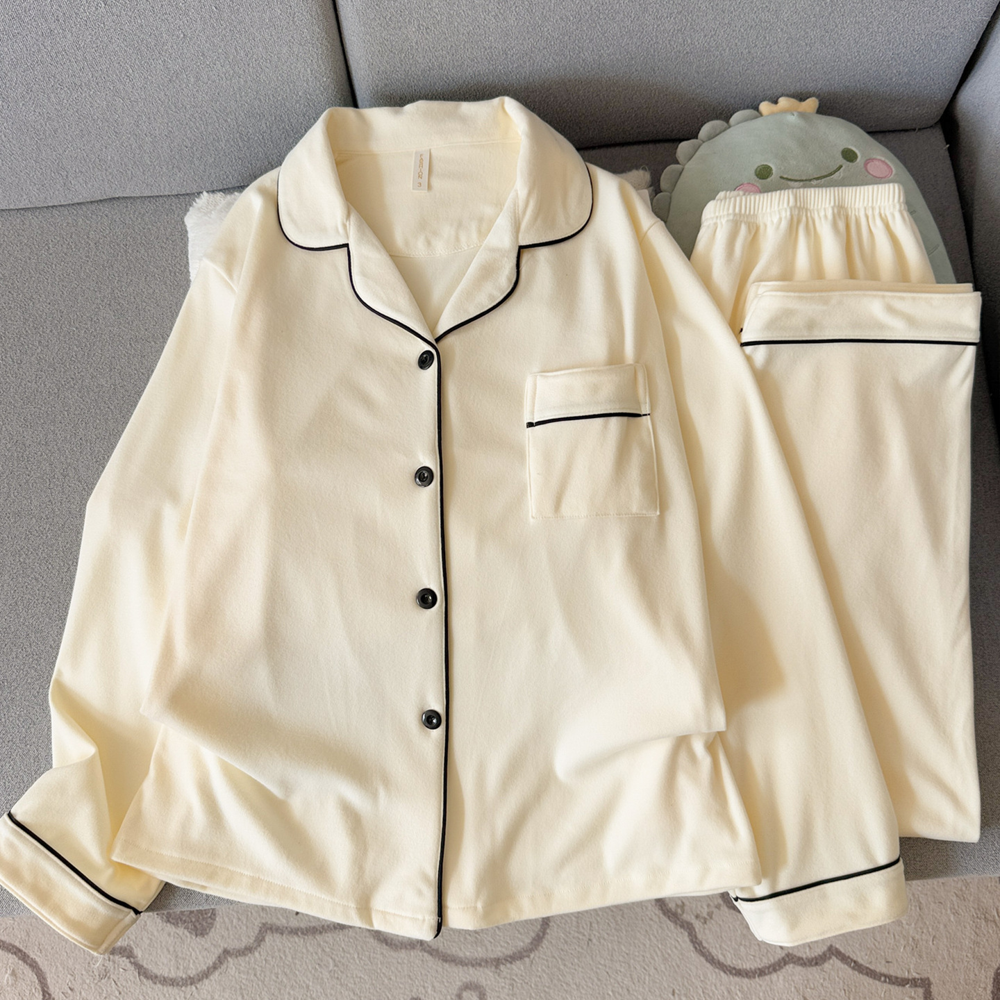 Pijamas de terciopelo para hombres primavera y otoño invierno mangas largas 2025 nuevo terciopelo de coral grueso terciopelo molido conjunto de ropa para el hogar