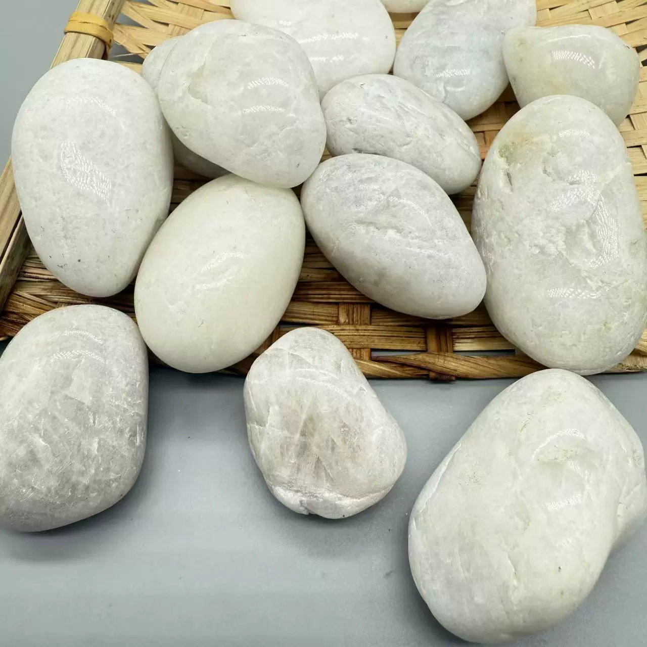 厂家直供白石子园林造景抛光雨花石白色鹅卵石大块河卵石观流光石