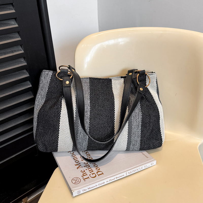 Otoño de este año popular banda de gran capacidad versátil bolsa de lona casual 2025 nueva bolsa de hombro de viaje para mujeres