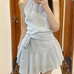 夏の新型の美しい首の袖なしのワンピースの女性2025リゾート風の気質は腰の小さいa字のスカートを収めます。