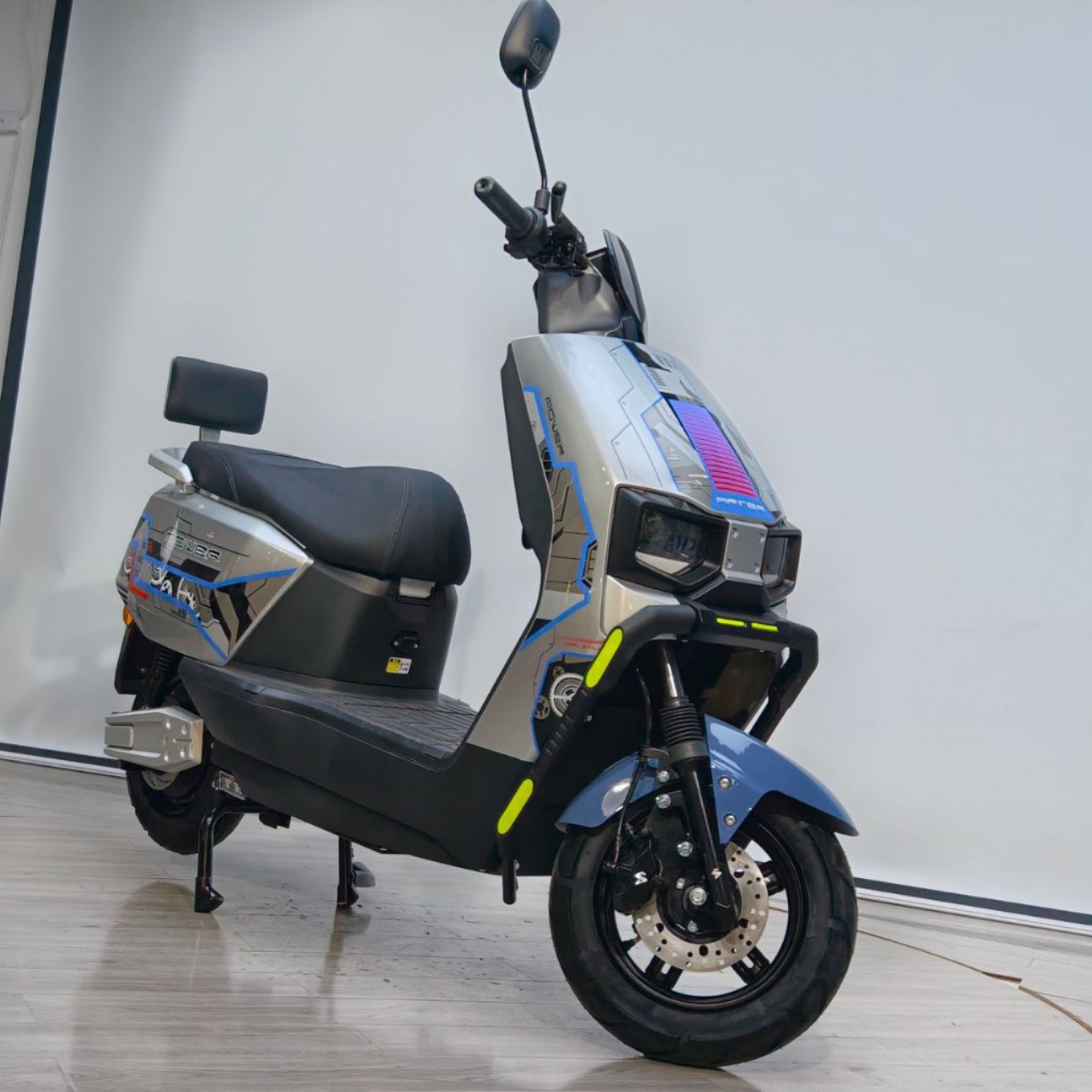 Cross-Border Export of Cangqiong Electric Motorcycles, Commuter Electric Scooters, Electric Vehicles with Long Range and High Power for Delivery Services