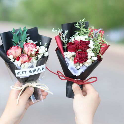 Valentine's Day Eternal Flower Gypsophila Decorations Mini Fresh-style Bouquet with Dried Roses – Exquisite Mini Gift Souvenir
