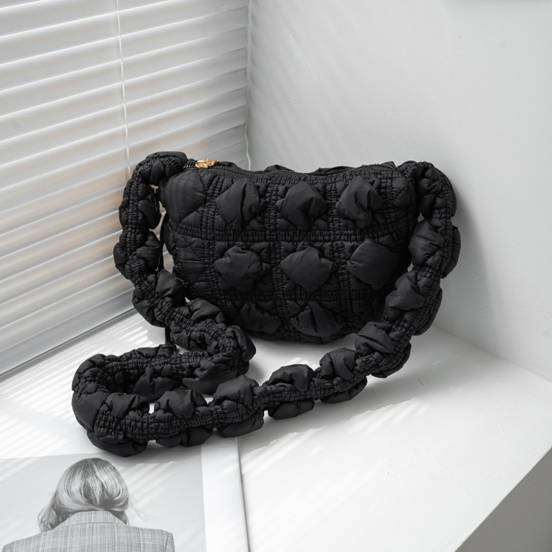 2024 nuevo bolso de las mujeres bolsa de nube plisada estilo coreano nicho todo partido bolsa de burbuja casual bolsa de masa de hombro bolsa de mensajero