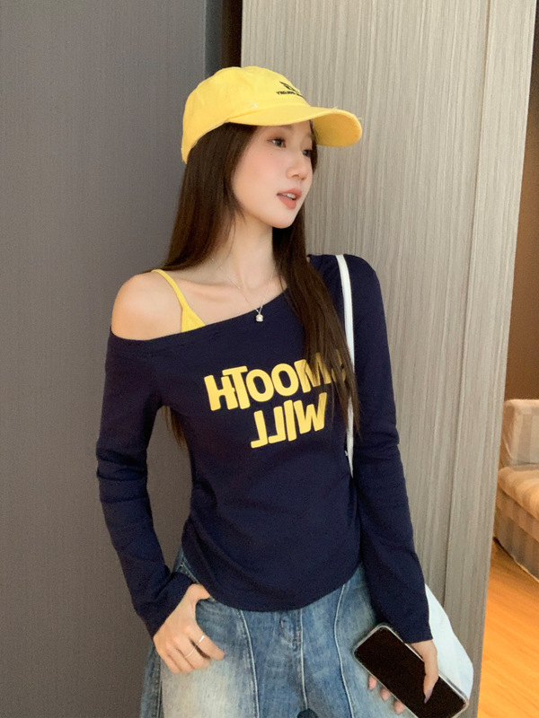 斜肩露肩字母印花长袖T恤女2025早秋新款褶皱修身设计感肩带上衣|undefined