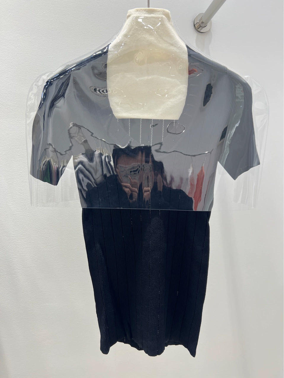 Quality white sweater with a round collar, with short sleeve