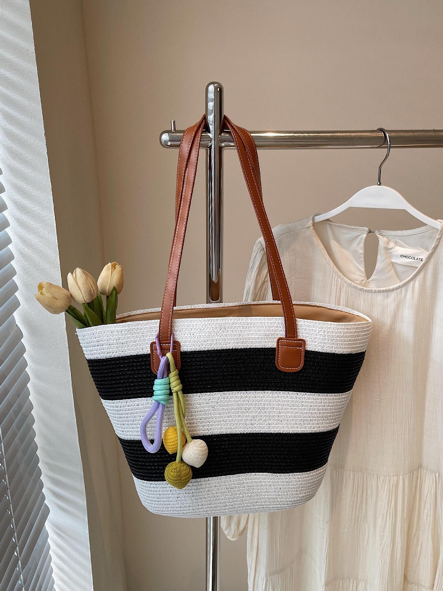 Bolsa de paja de tejido de mujer color de contraste balde de verduras canasta bolsa 2025 nuevo producto de vacaciones de verano en la playa bolsa popular