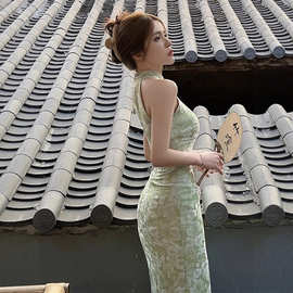 新中式改良旗袍挂脖吊带连衣裙女夏季收腰显瘦开叉包臀绿色长裙子