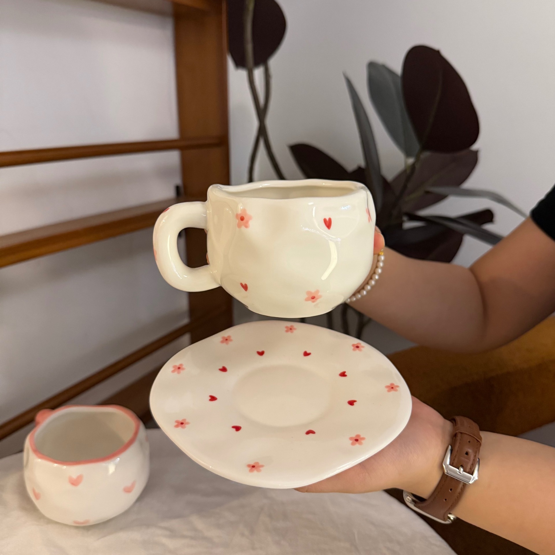 Tazas y platos de cerámica de flores retro de estilo coreano, tazas y platos de café irregular pellizcado a mano, tazas y platos de té de la tarde