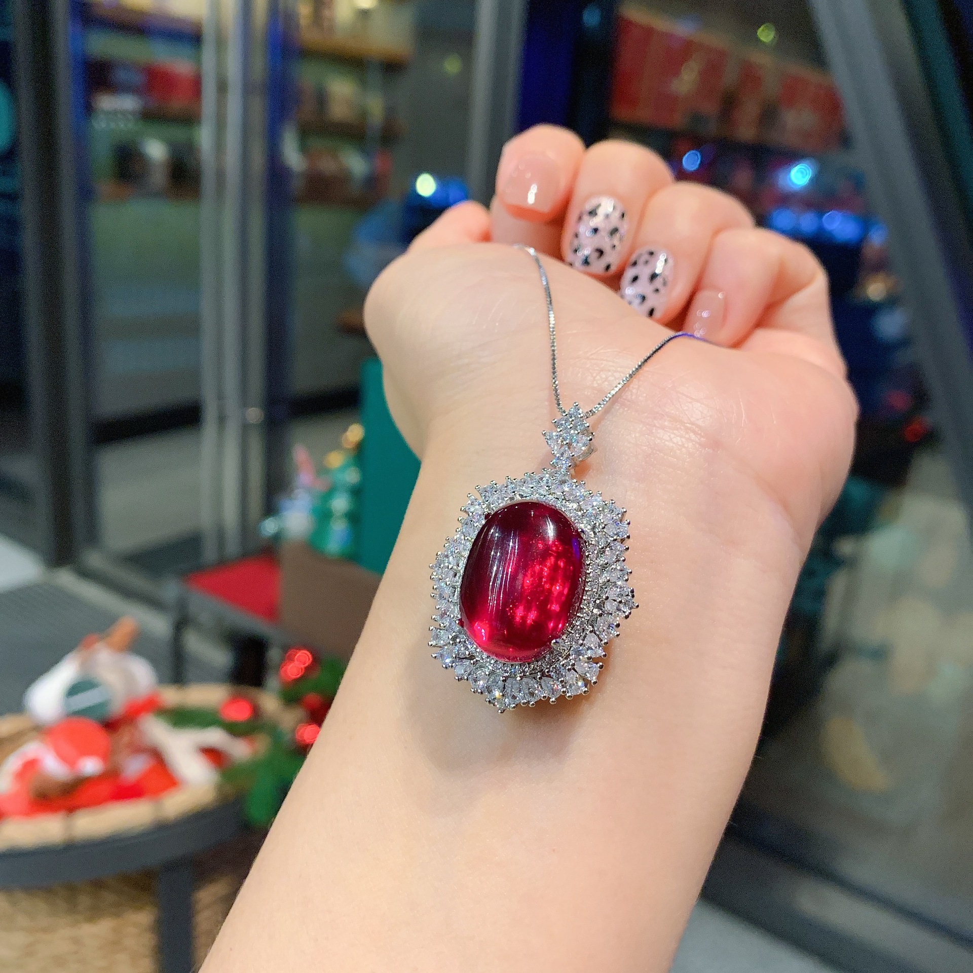 Zhuang Sheng joyería Venta caliente de la joyería en forma de paloma rojo sangre tesoro superficie llana incrustaciones de diamantes anillo colgante traje piedra principal 15*20