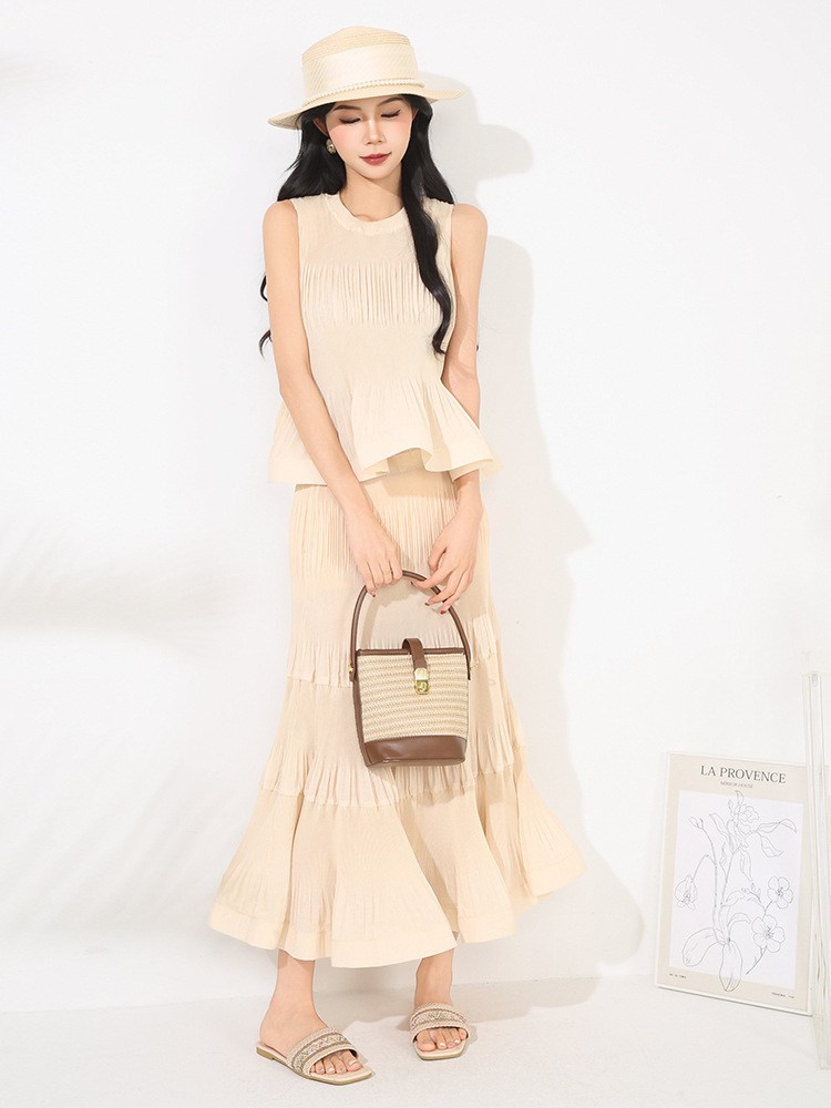 女性の夏のツーピーススーツホット販売新デザインつまようじプリーツノースリーブベストトップハイウエストスカートスーツ