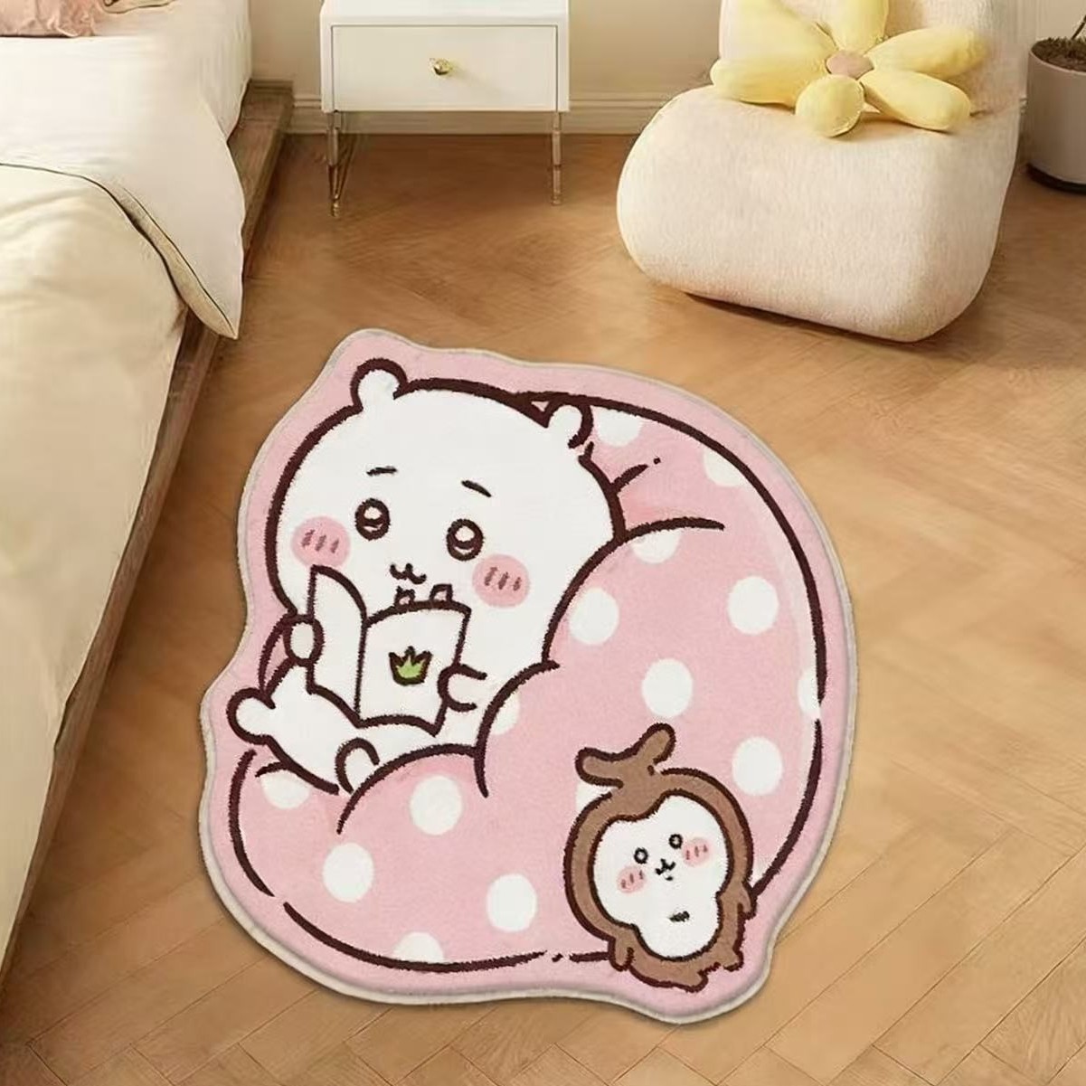 지이는 아기에게 이야기를 들려줍니다
