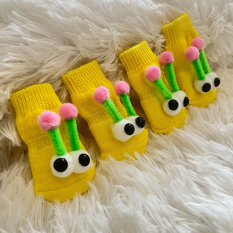 안테나 아기는 노란 색을 띠고 있다