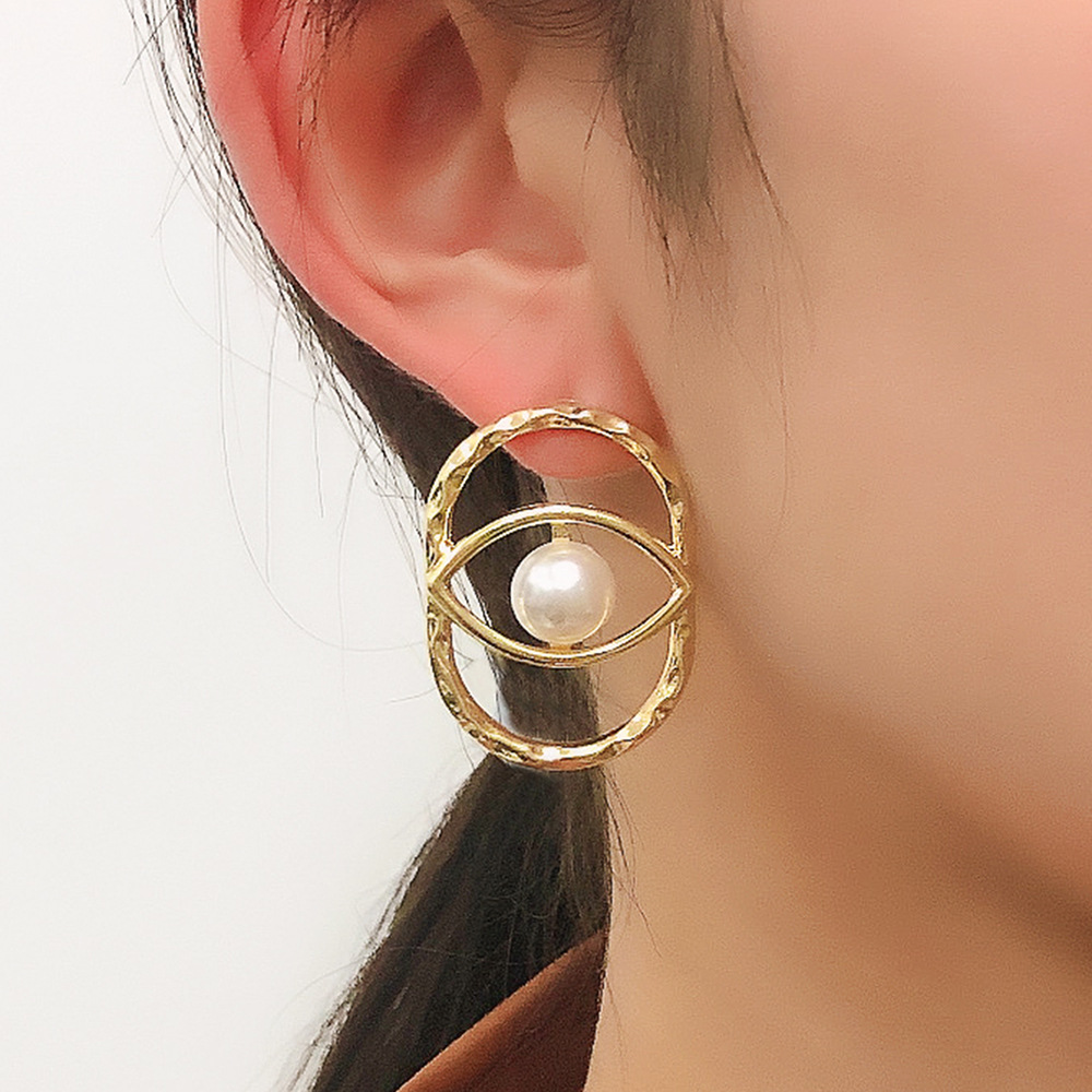Fashion Geometric Hollow Eye Pearl Earrings display picture 2