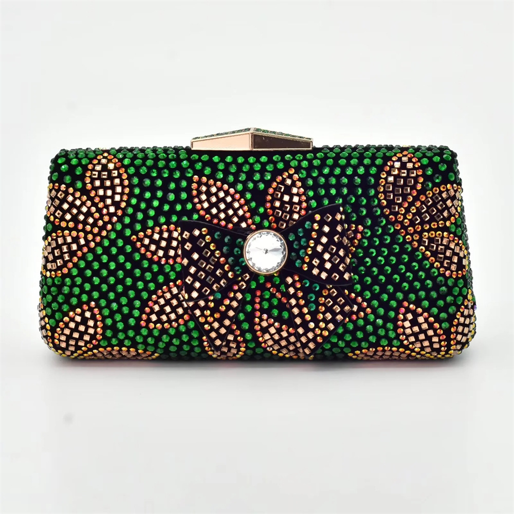 Vintage strasszokkal díszített női magassarkú cipő hozzáillő clutch stílusú vacsorához való öltönnyel_voghion.com