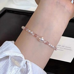 女性用天然ストロベリークリスタルパールブレスレット、ニッチデザイン、軽い高級感とハイエンドのブレスレット、ガールフレンド向けの多用途ギフトブレスレット