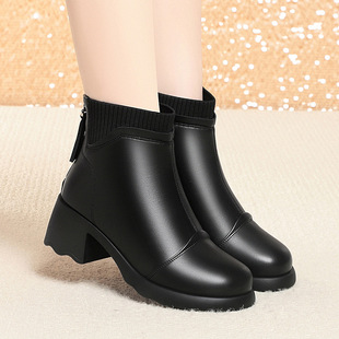 Flat mother shoes cotton shoes 2023 new autumn and winter short boots middle-aged and elderly women's shoes fleece-lined leather shoes warm martin boots