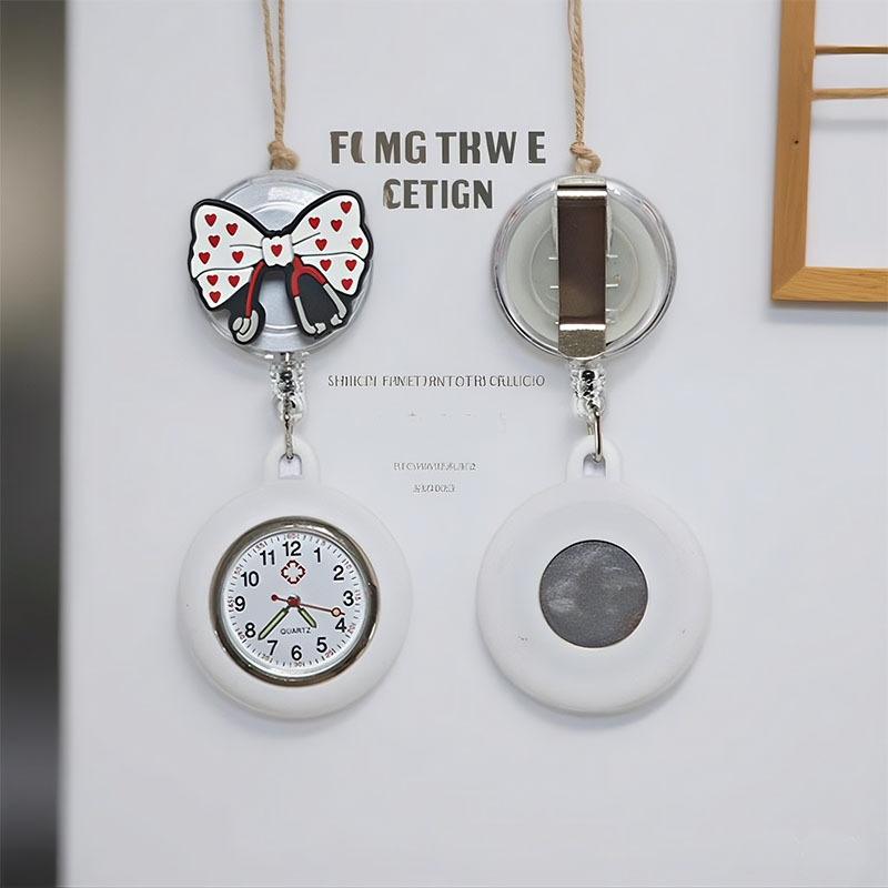 卡通圆形挂牌护士表女款可爱手表学生医生用挂表可伸缩夹式易拉扣
