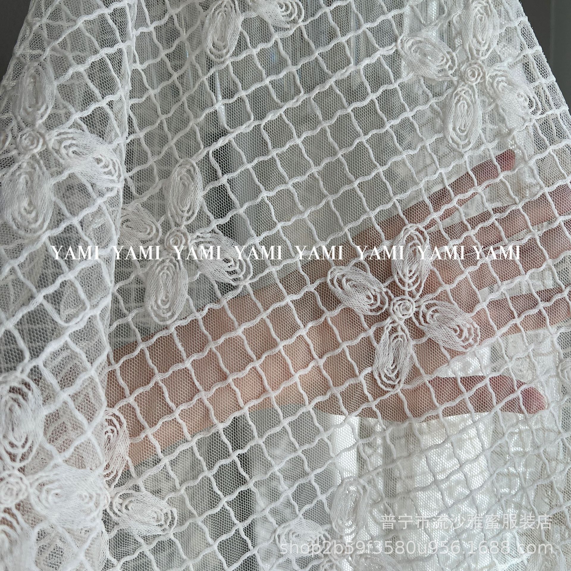 Guofeng Mesh New China bordado tela cuadrada diamante hierba de cuatro hojas bordado flor cheongsam tela abrigo accesorios lotes
