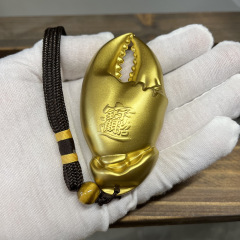 Pure copper has money in the hand, there are pliers in the hand, handles, pendants, ornaments to attract wealth and treasure, brass crab claws, gifts