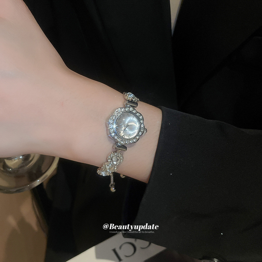 Super Flash Diamond Geometric Round Watch Pull-Out Bracelet, Fashionable and Versatile Bracelet, Light Luxury and High-End Jewelry