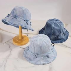 甘くて可愛い蝶結びのレトロな顔を見せます。子供は古いデニムの日よけをします。