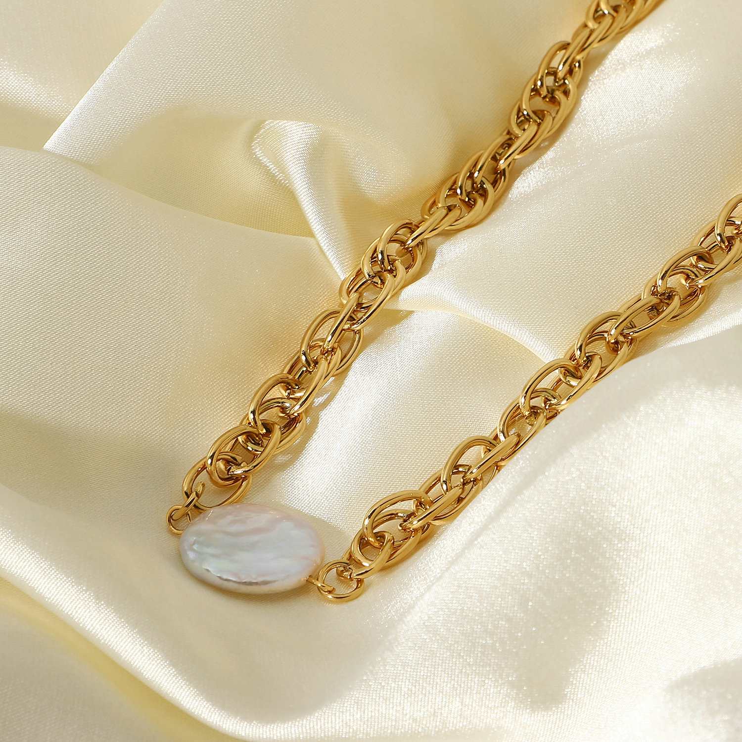 Fashion Gold-plated Stainless Steel Thick Chain Pearl Necklace display picture 5