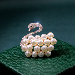 High-end new Korean-style pearl and diamond swan brooch, fashionable and versatile, suitable for women's coats, accessories, factory wholesale