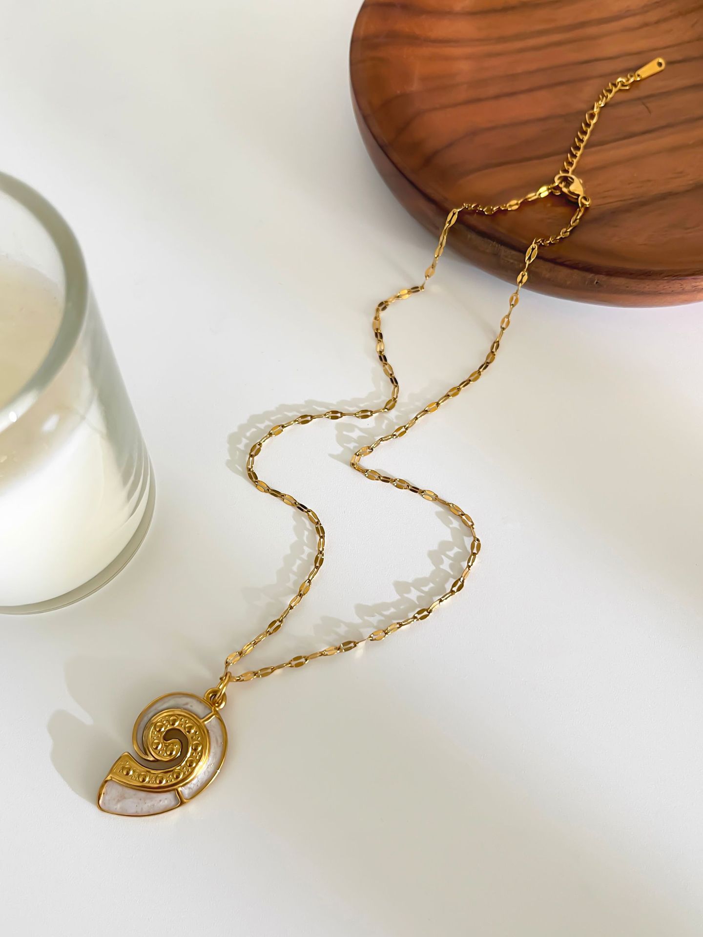 304 Stainless Steel Material Sun, Conch Pattern PVD Coated Real Gold Plated Sun Conch 304 Stainless Steel Retro Simple Style Waterproof Non Tarnish Surgical Steel Plating Lobster Trigger Clasp Closure Pendant Necklace