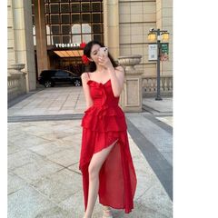 法式气质红色不规则吊带连衣裙女夏季新款辣妹气质度假风海边长潮