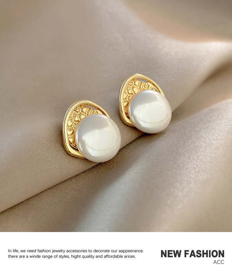 Simple Personality Earrings Female Cold Wind Metal Niche Pearl Earrings display picture 8