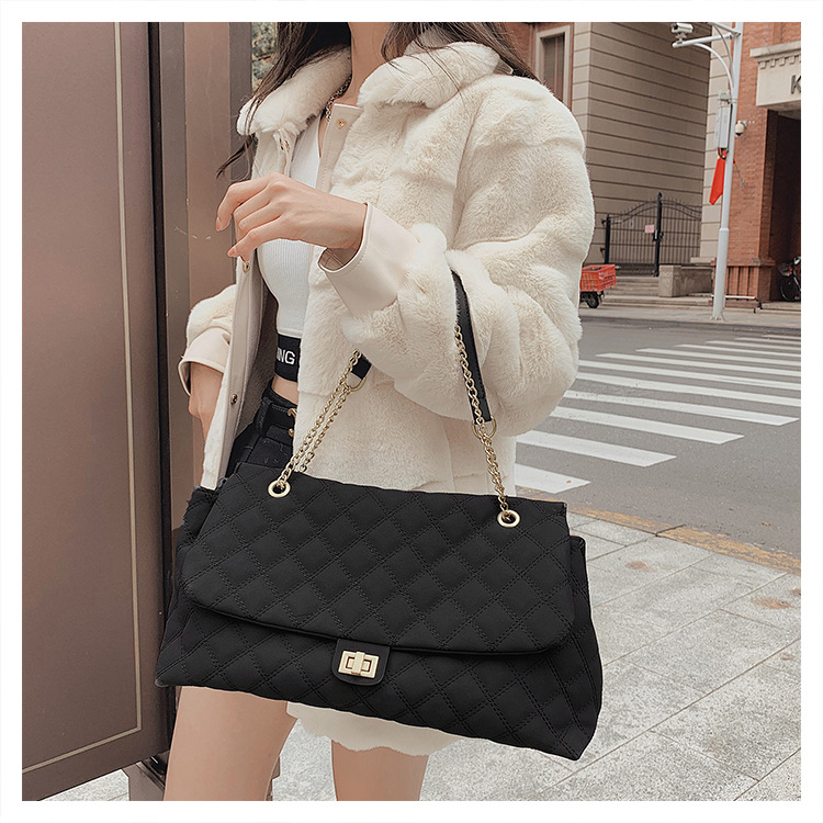 The new diamond-shaped chain bag for women is a trendy and fashionable matte single-shoulder armpit bag for commuting. The large-capacity crossbody bag is a cross-border trend undefined