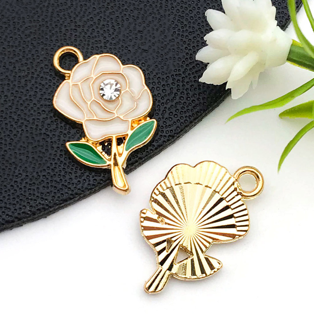 Colgantes de aleación con margarita y flor de cerezo esmaltadas