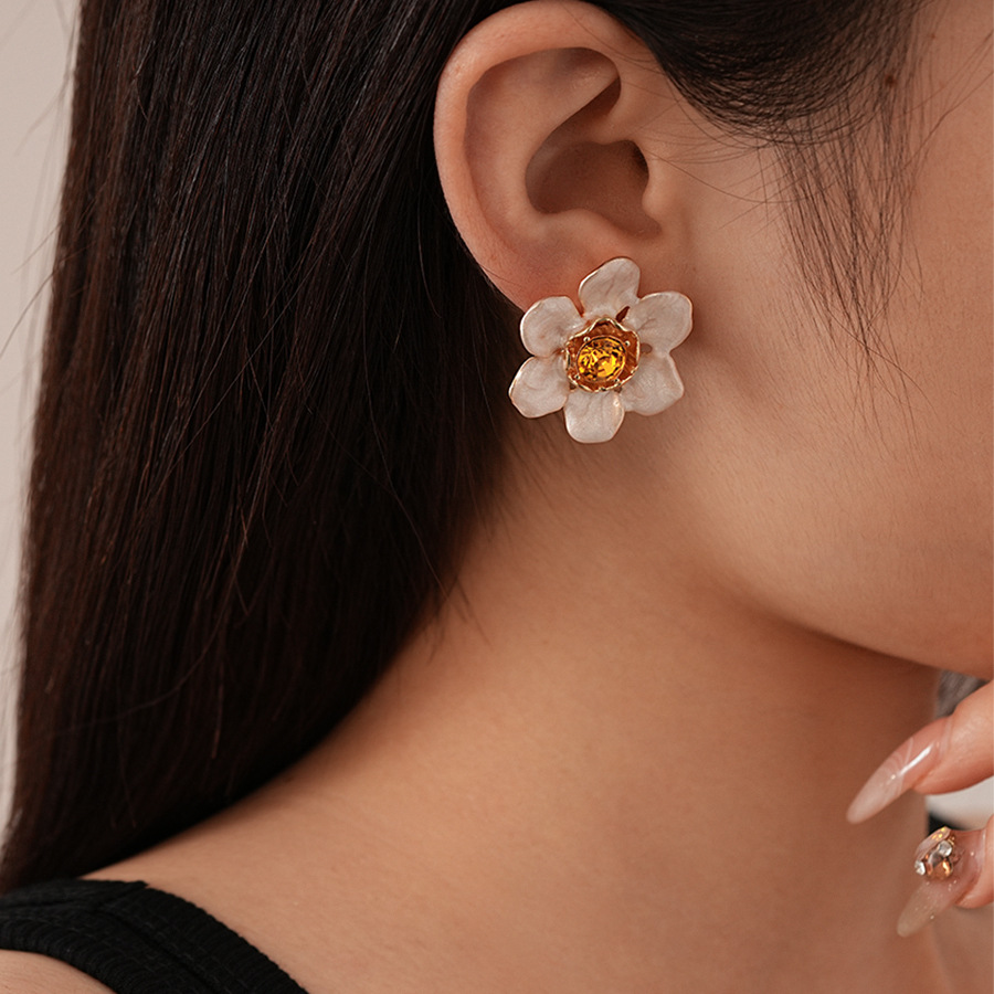 30g Weight 0.03µm Gold Plating Thickness Electroplating Gold Plating Process Alloy Ear Needle Material Copper Plated Plating Material Ear Studs Classification 1 Pair Quantity Holiday, Daily Occasion Alloy Material Flower Pattern Women's Gender Elegant, Retro Style Enamel Craft 1 Pair Elegant Retro Flower Enamel Alloy Drop Earrings Ear Studs 4