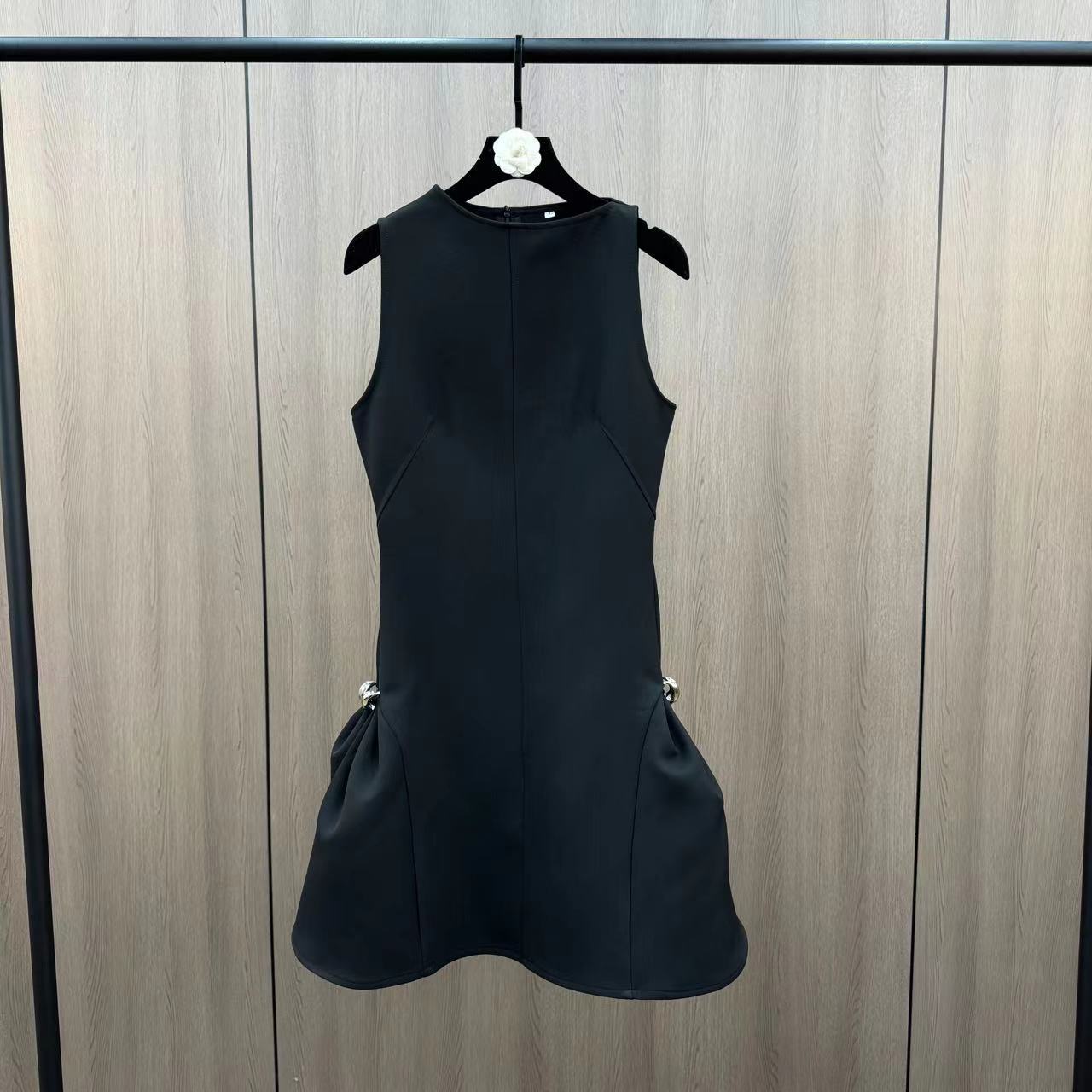 Spring summer fitted three dimensional brace with a round collar…