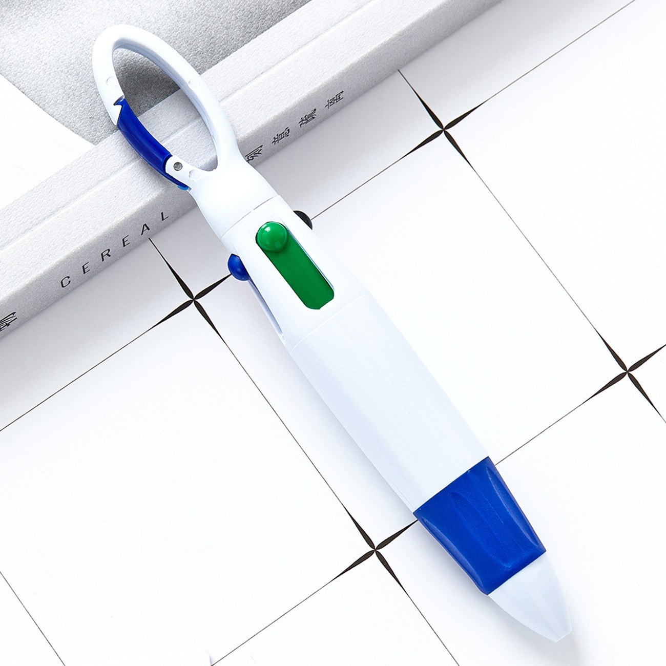 Botón de montaña de cuatro colores pulsar bolígrafo de plástico portátil bolígrafo de bolsillo se puede imprimir logotipo publicitario bolígrafo de regalo