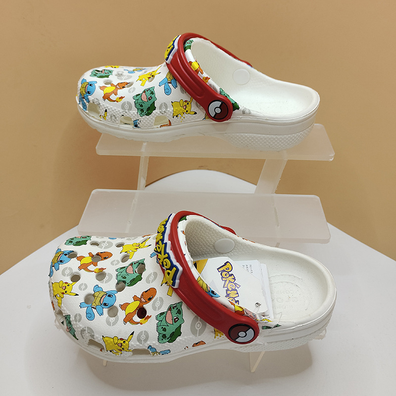 Croos Co-branding Cartoon Steely Auto Kids Hole Zapatos de verano para niños y niñas con zapatillas frías antideslizantes