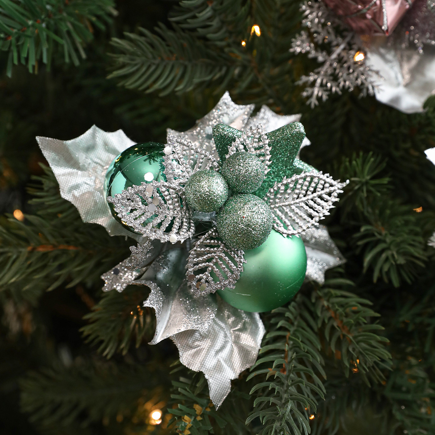 Navidad transfronteriza caja de regalo blanca hojas de árbol de Navidad guirlandas de vinas decorativas ornamentos de flores suministros de atmósfera