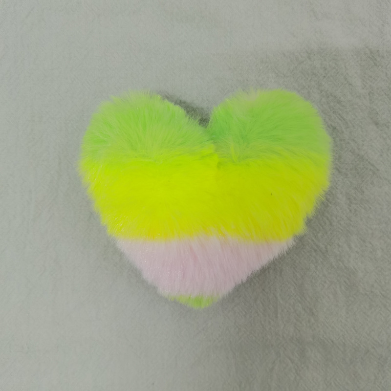 メーカーの現物のぬいぐるみのハート型のキーホルダーの部品8*9cmの毛玉