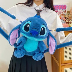 新商品のアニメはスティッチの毛がふわふわしています。人形のリュックサックを持っています。