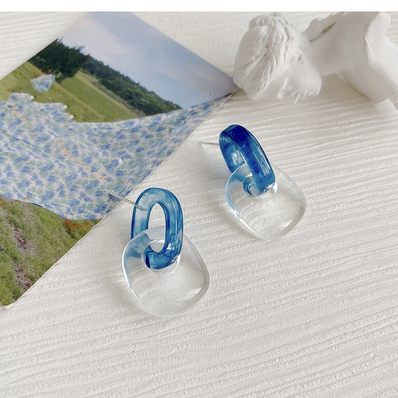 Oversized Sculptural Clear Acrylic Clip-on Earrings With Modern European Design. Hypoallergenic, Tarnish-resistant And Comfortable To Wear. Eye-catchi_voghion.com