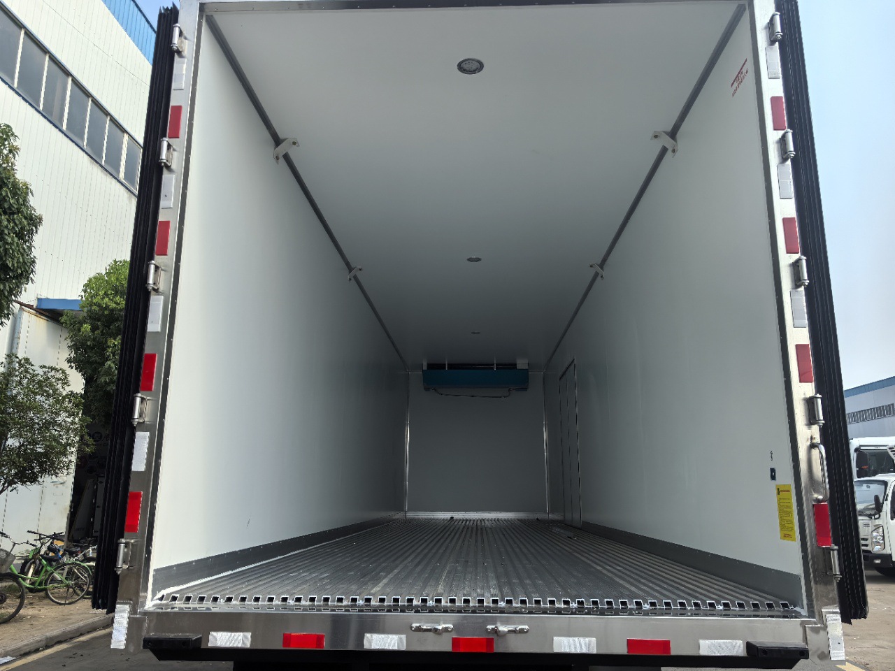 Foton Auman planetary small three-axle refrigerated truck ( 9.6m )  Foton Auman refrigerated truck 9.6m  Refrigerated truck