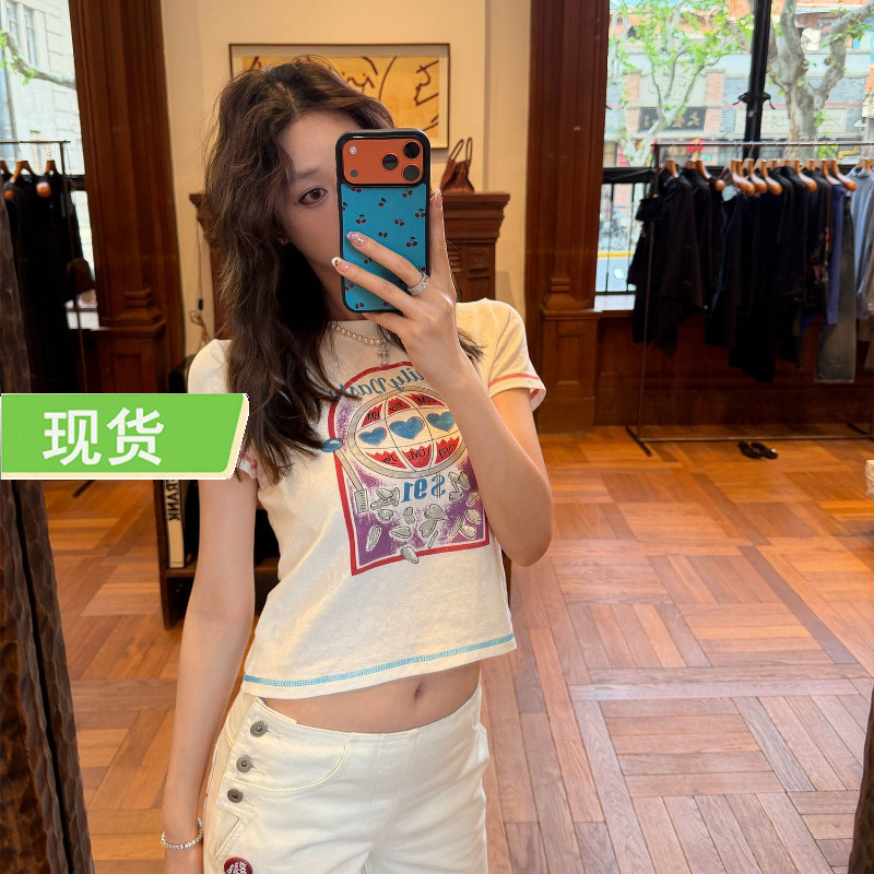 Vintage color-blocked printed T-shirt + versatile jeans Vintage color-blocked printed T-shirt + versatile jeans